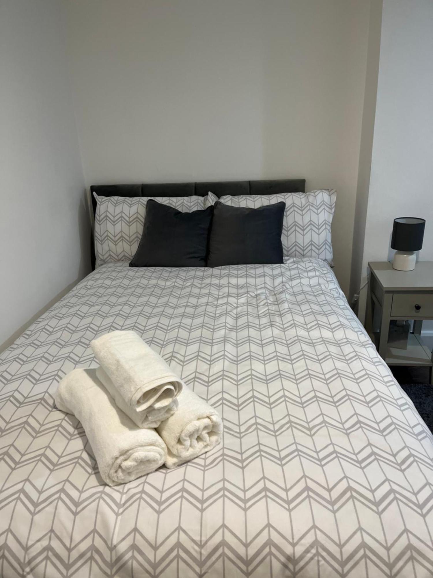 Stylish And Spacious Wi-Fi Smart Tv Tea And Coffee Kettering Exterior photo